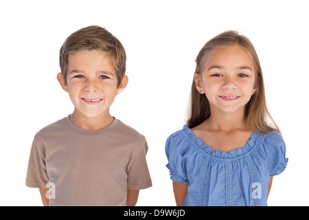 Deux enfants standing and smiling at camera Banque D'Images