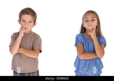 Enfants réfléchis standing with arms crossed Banque D'Images