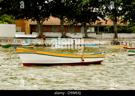 Les pêcheurs et les bateaux de pêche et de belles resort de Cabo Frio, Brésil Banque D'Images