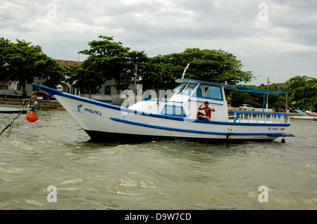 Bateaux de touristes et belle station dans Cabo Frio, Brésil Banque D'Images