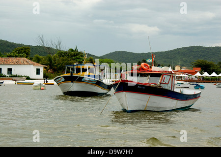 Les pêcheurs et les bateaux de pêche et de belles resort de Cabo Frio, Brésil Banque D'Images