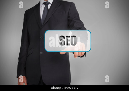 Businessman touching white tag avec le mot seo écrit dessus Banque D'Images