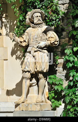 Statue dans les jardins du château de Peles de Sinaia, La Vallée de Prahova, Roumanie, Banque D'Images