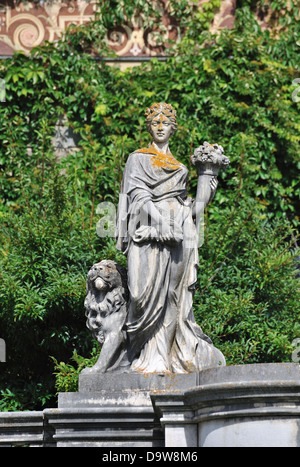 Statue dans les jardins du château de Peles de Sinaia, La Vallée de Prahova, Roumanie, Banque D'Images