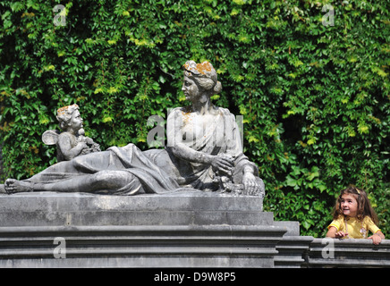 Statue dans les jardins du château de Peles de Sinaia, La Vallée de Prahova, Roumanie, Banque D'Images