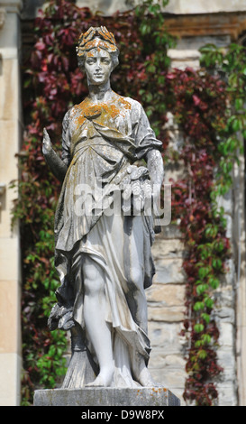 Statue dans les jardins du château de Peles de Sinaia, La Vallée de Prahova, Roumanie, Banque D'Images