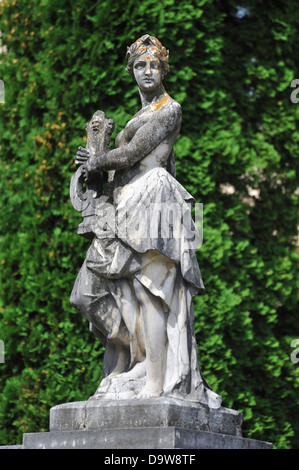 Statue dans les jardins du château de Peles de Sinaia, La Vallée de Prahova, Roumanie, Banque D'Images