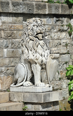 Statue dans les jardins du château de Peles de Sinaia, La Vallée de Prahova, Roumanie, Banque D'Images