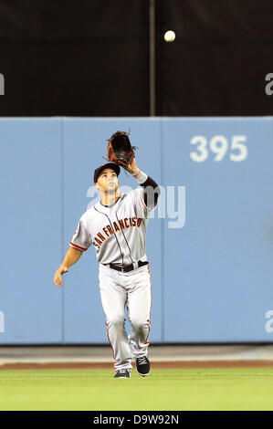 Los Angeles, Californie, USA. 26 Juin, 2013. Le 26 juin 2013 Los Angeles, Californie : San Francisco Giants voltigeur gauche Juan Perez (2) capture un ballon pendant le jeu entre les Giants de San Francisco et Les Dodgers de Los Angeles au Dodger Stadium le 26 juin 2013 à Los Angeles, Californie. Rob Carmell/CSM/Alamy Live News Banque D'Images