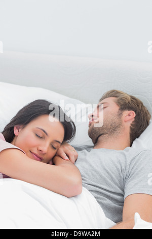 Jolie femme dormir sur ses maris poitrine Banque D'Images