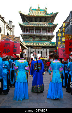 Chine, Province du Shanxi, Pingyao County, Pingyao Ancient City, Street Procession, reconstitution de l'ancienne coutume. Banque D'Images