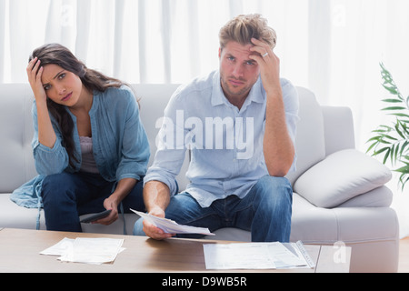 Souligné couple leurs comptes Banque D'Images