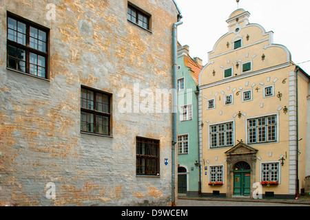 Plus anciens bâtiments de Riga Lettonie - l'un des trois frères et des murs avec des fenêtres de l'ancienne maison Banque D'Images