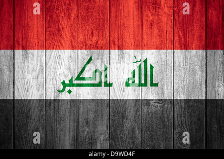 Pavillon de l'Iraq ou en blanc, rouge, blanc, vert et noir bannière irakiens sur fond de bois Banque D'Images