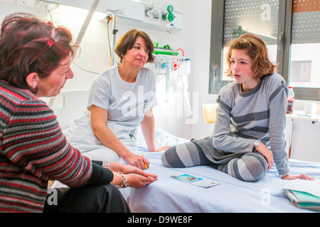 Examen annuel d'une jeune fille de 13 ans souffrant de mucoviscidose. L'hôpital de Limoges, France. Banque D'Images