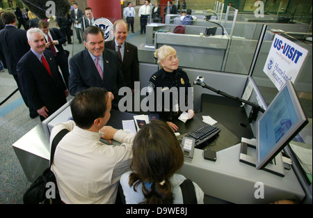 Cette image montre Tom Ridge, secrétaire du DHS, qui a joué un rôle central dans la création du département de la sécurité intérieure au début des années 2000, en se concentrant sur la sécurité nationale et la lutte contre le terrorisme. Banque D'Images
