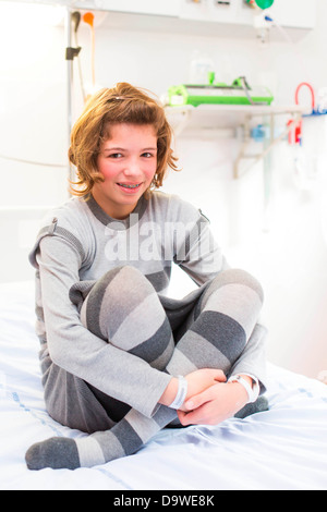 Examen annuel d'une jeune fille de 13 ans souffrant de mucoviscidose. L'hôpital de Limoges, France. Banque D'Images