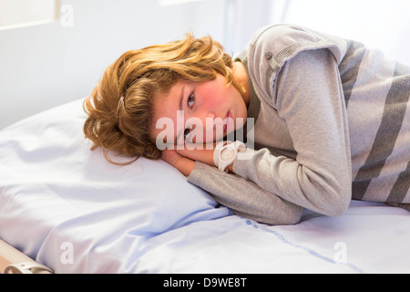 Examen annuel d'une jeune fille de 13 ans souffrant de mucoviscidose. L'hôpital de Limoges, France. Banque D'Images