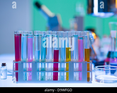 Close-up du groupe de tubes médicaux remplis de substances colorées, placé sur la table dans un laboratoire Banque D'Images