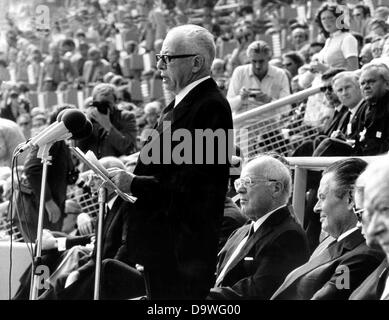 Président fédéral Dr parle Gustav Heinemann, le 6 septembre 1972, au Stade olympique de Munich, au cours de la cérémonie commémorative pour les victimes de l'attaque terroriste sur l'équipe olympique israélienne pendant les Jeux Olympiques d'été. Il est flanqué par le président du CIO, Avery Brundage (2e à partir de la droite) de l'USA et Willi Daume (r), président de la German NOK. Les terroristes arabes du groupe "Septembre noir" avaient attaqué les forces israéliennes d'hébergement dans le village olympique, a tué deux Israéliens et a pris neuf otages. L'opération de sauvetage dans la nuit du 6 septembre à l'aéroport militaire de Fürstenfeldbruck fai Banque D'Images