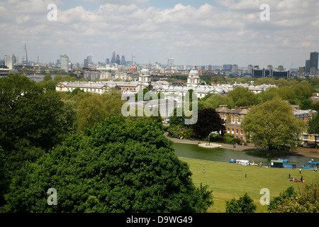 Vue depuis le haut d'une côte d'arbre dans le parc de Greenwich au Old Royal Naval College de Greenwich et vers le centre de Londres, UK Banque D'Images