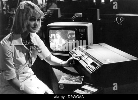 Une hôtesse présente des nouveautés à la radio internationale à Berlin, le 25 août en 1977, entre autres, un enregistrement vidéo d'une durée de plus de deux heures. Banque D'Images