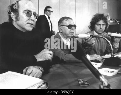 Auteur et philosophe français Jean-Paul Sartre (m), avocat de Baader Klaus Croissant (l) et de l'anglais ancien leader étudiant Daniel Cohn-Bendit (r), qui vit en Allemagne, parler à une conférence de presse à Stuttgart le 4 décembre en 1974. Avant, Sartre avait rencontré RAF (Fraction armée rouge) Andreas Baader terroristes pour une visite d'une heure. Sartre allemand accusé les autorités légales de la torture et a exigé la formation d'un comité international pour défendre les anarchistes allemands. Banque D'Images