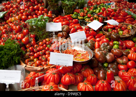 Les tomates rouges lumineuses mixtes Borough Market - London UK Banque D'Images