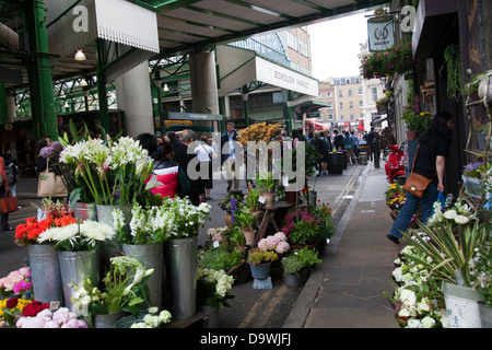 Borough Market vendeuse de fleurs - London UK Banque D'Images