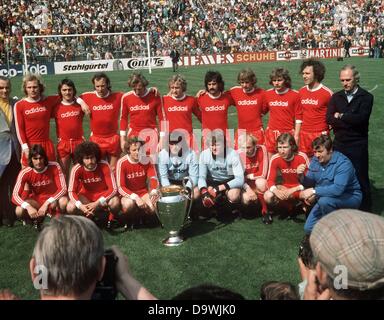 Le FC Bayern Munich avec la coupe d'Europe des champions nationaux 1974. Debout de gauche à droite : Dr, Uli Hoeness, Spannbauer Jupp Kapellmann, Franz Roth, Georg Schwarzenbeck, Bernd Dürnberger, Gerd Müller, Rainer Zobel, Viggo Jensen, Franz Beckenbauer, Entraîneur Udo Lattek, assis de gauche à droite : : Herbert Zimmermann, Paul Breitner, Johnny Hansen, Robl, Sepp Maier, Erwin Hadewicz, Conny Torstensson, Richard Müller. Banque D'Images