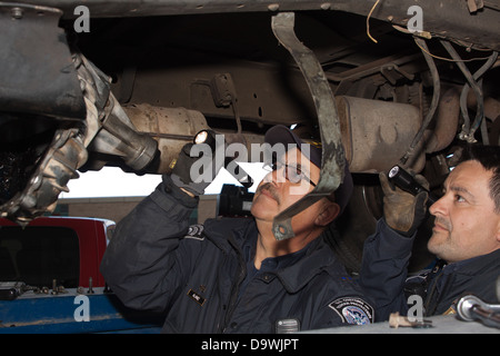 U.S. Customs & Border Protection Agency l'inspection de la demeure d'une camionnette qui masque 5. Banque D'Images