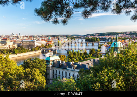 Vue de Prague et les ponts sur la rivière Vltava (Moldau) République tchèque. Célèbre Pont Charles est deuxième à partir du bas. Banque D'Images