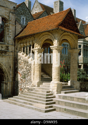 Canterbury, Kent : le grand escalier Norman (c 1153) conduisant à l'Almonry de l'ancien prieuré bénédictin de l'Église du Christ (La Cathédrale de Canterbury). Banque D'Images