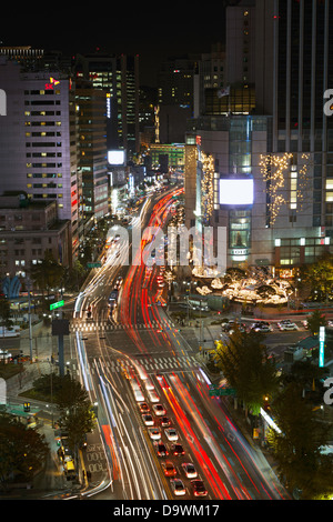 Namdaemun-ro occupé au crépuscule dans Myeong-dong, Gangnam, Seoul, Corée du Sud, Asie Banque D'Images