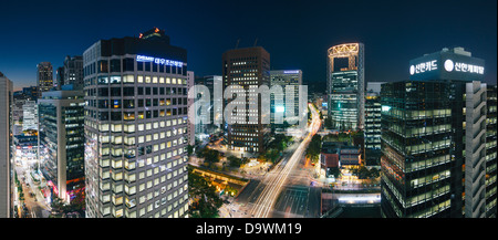 Namdaemun-ro occupé au crépuscule dans Myeong-dong, Gangnam, Seoul, Corée du Sud, Asie Banque D'Images