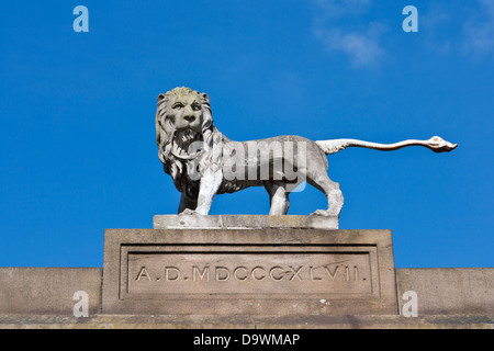 Lion en pierre au-dessus de l'entrée de la gare à Glossop;Derbyshire Banque D'Images