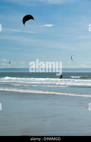 Kite surfeur, Rest Bay, Porthcawl, Bridgend, pays de Galles du Sud. Banque D'Images