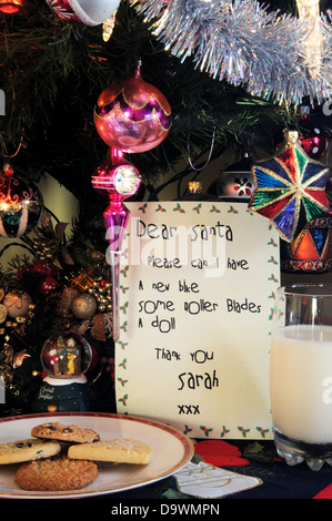 Cher Père Noël lettre, le lait et les cookies en vertu de l'arbre de Noël. Banque D'Images