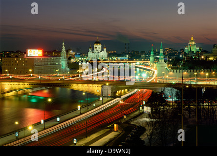 Sur les toits de la ville et de la Moskova, au crépuscule, Moscou, Russie Banque D'Images