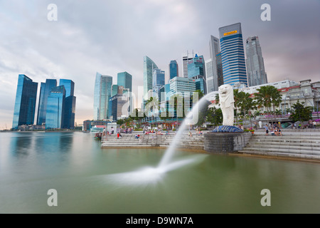 La statue du Merlion avec la Ville en arrière-plan, Marina Bay, à Singapour, en Asie du sud-est Banque D'Images