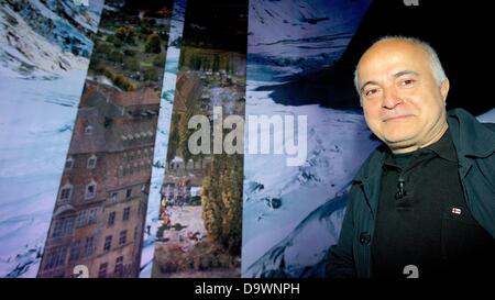 Artiste Yadegar Asisi se trouve à côté de deux parties de la Bataille des Nations de Leipzig "Panorama 1813 - Dans la tourmente de la Bataille des nations" au gazomètre Leipzig, Allemagne, 27 juin 2013. Dans l'arrière-plan, son 'Everest' panorama est à l'écran. Lors d'une répétition, Asisi présenté certaines parties de ses 3 500 mètres carrés de l'image panoramique, qui sera le plus grand. À l'occasion du 200e anniversaire de la Bataille des nations à Leipzig, le panorama sera ouvert au public le 03 août 2013. Photo : Peter Endig Banque D'Images