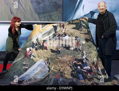 Yadegar Asisi artiste et écrivain Sabine Ebert debout à côté d'une partie de la Bataille des Nations de Leipzig "Panorama 1813 - Dans la tourmente de la Bataille des nations" au gazomètre Leipzig, Allemagne, 27 juin 2013. Lors d'une répétition, Asisi présenté certaines parties de ses 3 500 mètres carrés de l'image panoramique, qui sera le plus grand. À l'occasion du 200e anniversaire de la Bataille des nations à Leipzig, le panorama sera ouvert au public le 03 août 2013. Photo : PETER ENDIG Banque D'Images