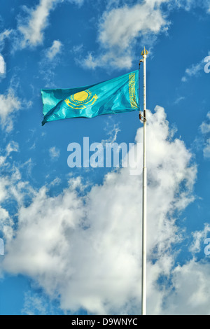 L'arrière-plan, de l'Asie, pays, drapeau, palpitations, plein, Kazakhstan, République, national, symbole, vague, agitant, vent, bleu, cloudscape Banque D'Images