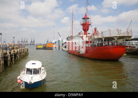 Harwich Essex South East England LV 18 ancien Trinity House Light navire amarré dans le port d'attraction touristique maintenant Banque D'Images