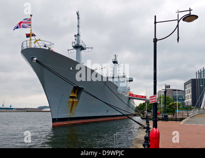 HMS Scott, navire de l'enquête de la Royal Navy, amarré à Roath Dock et ouvert aux visiteurs à Cardiff, pays de Galles, un jour gris avec l'Union Jack proéminent Banque D'Images