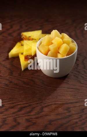 Bol de l'ananas frais Banque D'Images