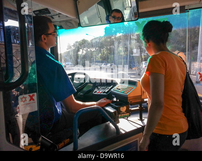 Intérieur d'un bus public Israël, Haifa Banque D'Images