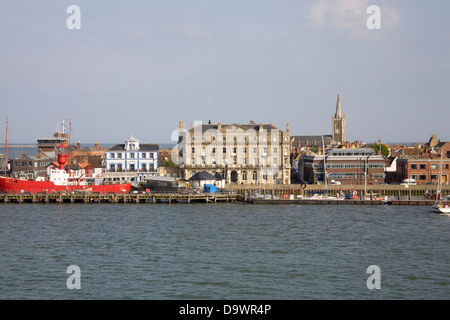 Harwich Essex Angleterre du Sud-Est Vue sur port amarré avec LV 18 ancien phare flottant Pier Great Eastern Hotel St Nicholas Church spire Banque D'Images