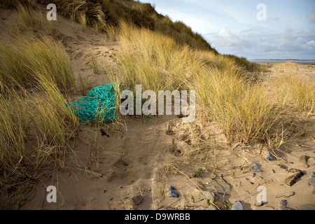 Débris de pêche et d'autres détritus échoués sur la plage à Whiteford Point, Gower, Pays de Galles, Royaume-Uni Banque D'Images