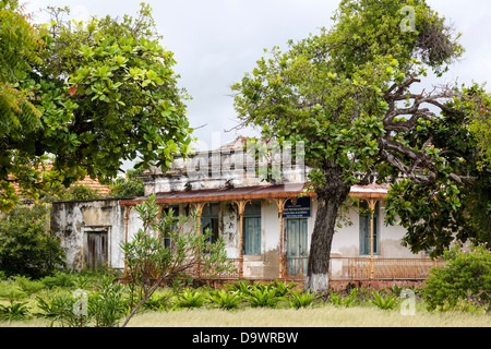 L'Afrique, le Maroc, l'île d'IBO. Les arbres en face de bâtiment traditionnel. Banque D'Images